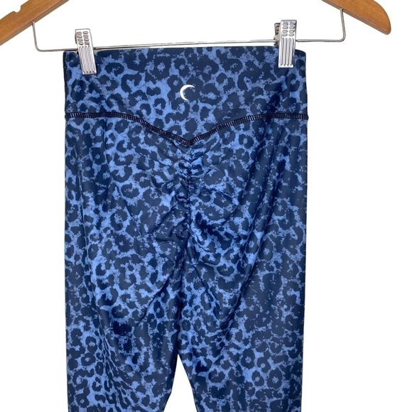 Zyia Stone Leopard Scrunchy Light and Luxe Leggings - Picture 4 of 11